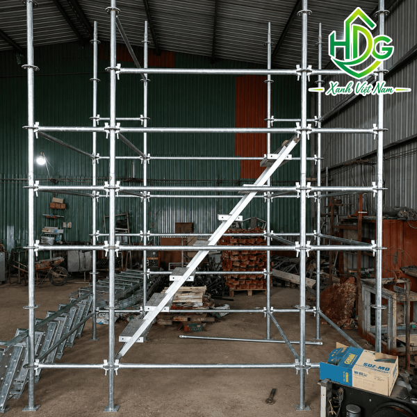 Sử dụng cùm để lắp đặt sân khấu, cầu đường, nhà xưởng,...