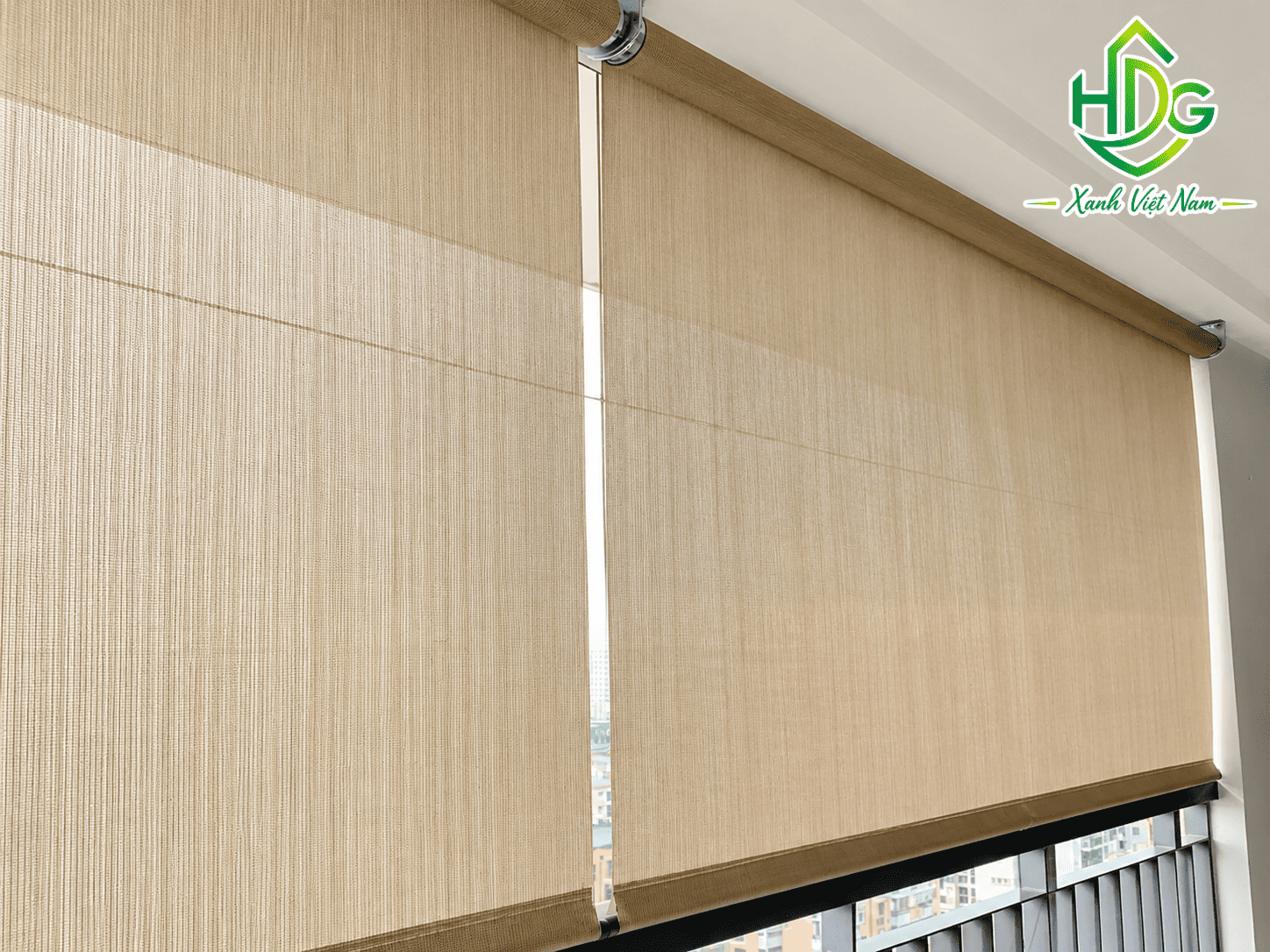 Lưới chắn gió màu be mang đến vẻ đẹp hiện đại và hài hòa với không gian xung quanh