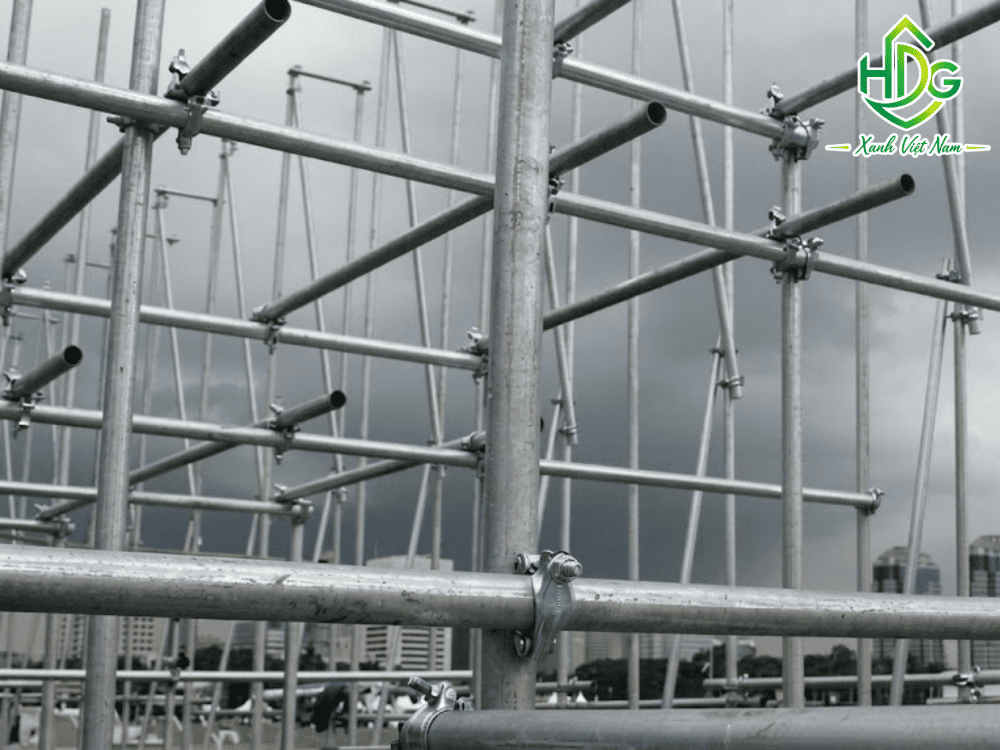 Cùm cố định liên kết các thanh giằng với ống thép trong hệ thống giàn giáo