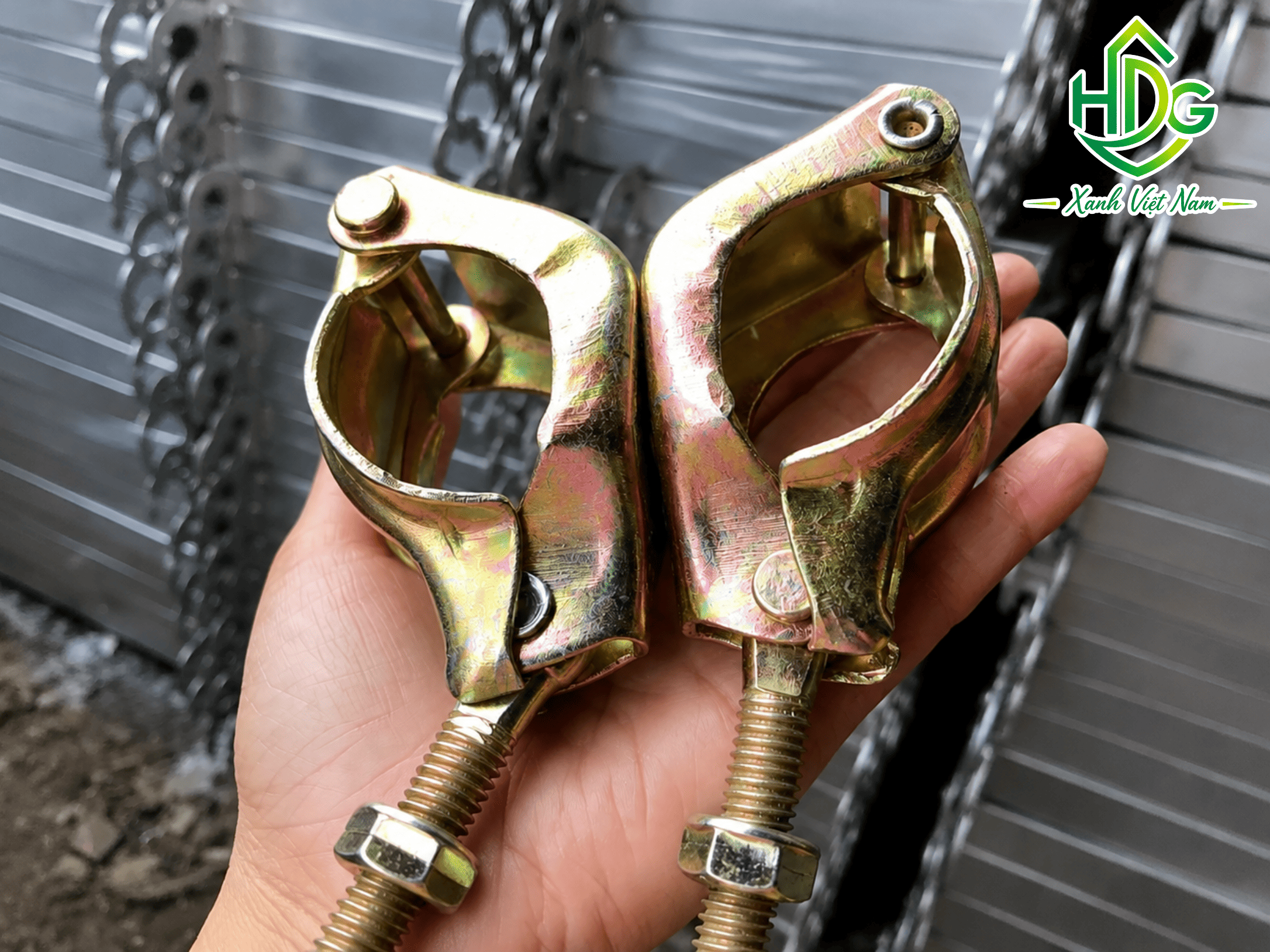 Cùm xoay D49 rất dễ lắp đặt và tháo dở
