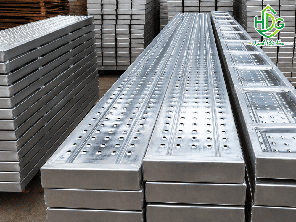 Hệ thống giằng được bố trí giữa các khung giàn giáo nhằm tăng độ ổn định cho kết cấu