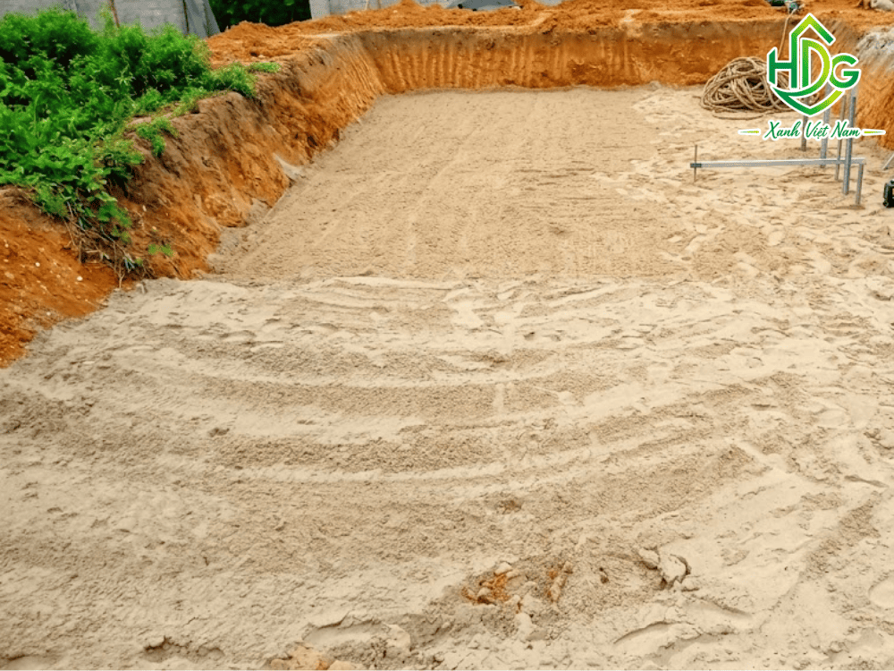 Nếu nền đất có nhiều đá, sỏi, bạn nên bố trí vải địa kỹ thuật trước khi trải bạt HDPE