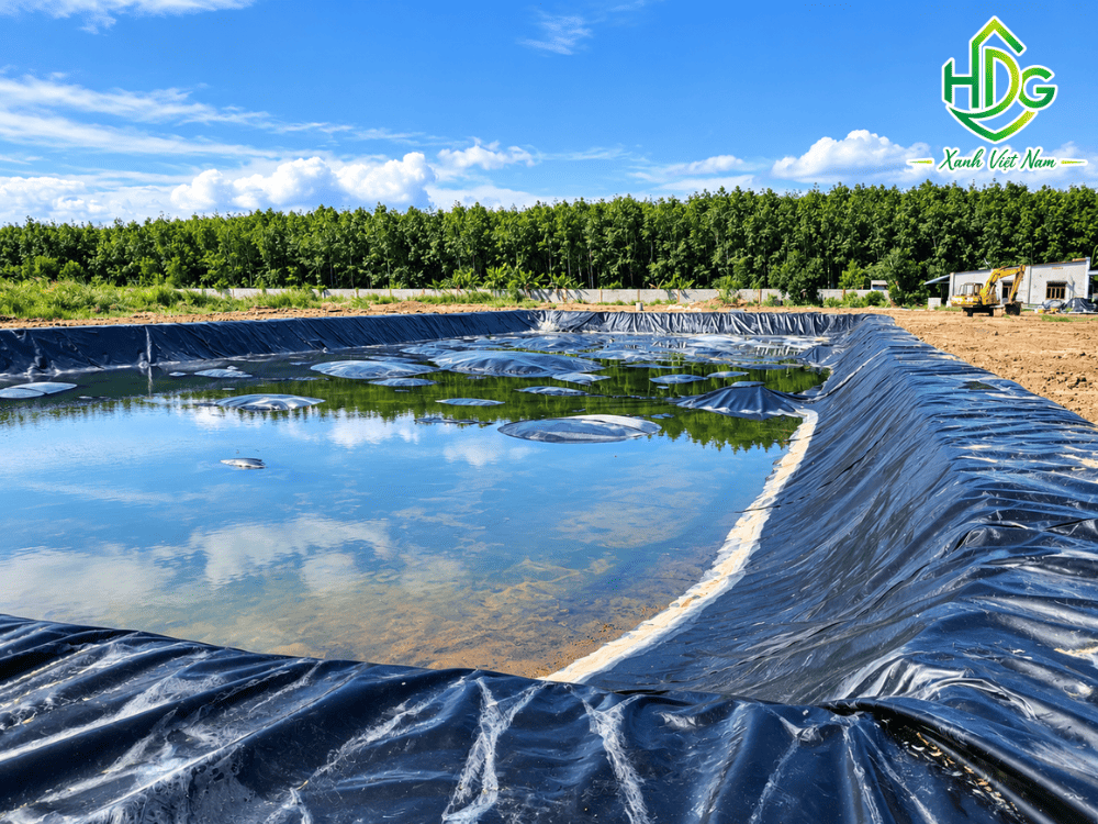 Nếu được chôn dưới đất hoặc che phủ đúng kỹ thuật, bạt HDPE thường có tuổi thọ cao 