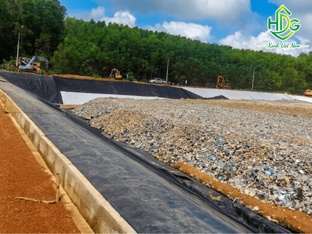 Hồ lắng quặng đuôi, hồ chứa bùn đỏ và bể hóa chất công nghiệp