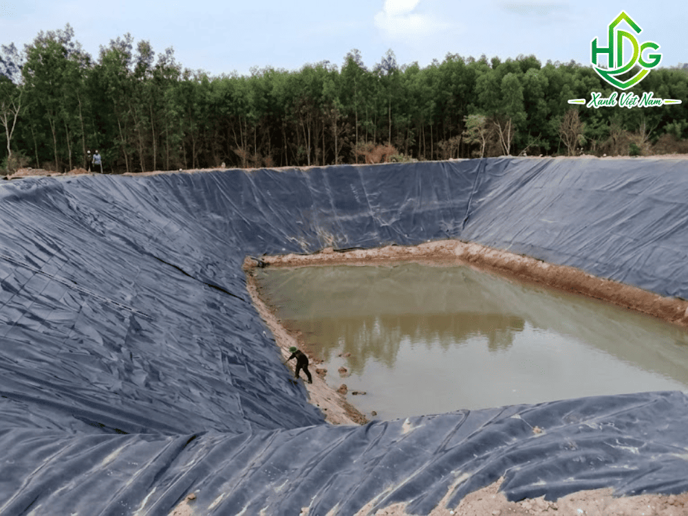 Kiểm tra độ đàn hồi và tính dẻo dai của màng chống thấm bạt HDPE nguyên sinh.