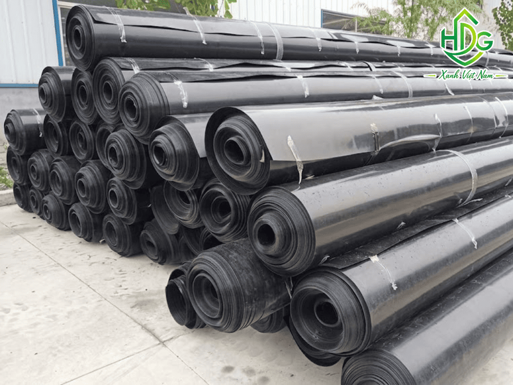 Kỹ thuật viên đi dọc mái taluy kiểm tra trực quan các đường ghép mí bạt HDPE.