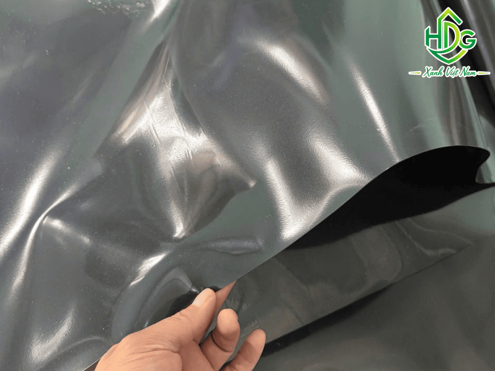 Thao tác hàn nhiệt chồng mí bạt HDPE từ 10 cm đến 15 cm tại hiện trường.