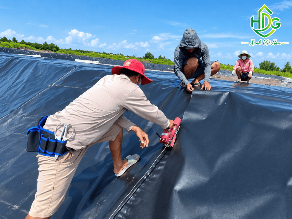 Vận hành máy hàn nêm nhiệt tự động hàn ghép mí màng chống thấm HDPE.