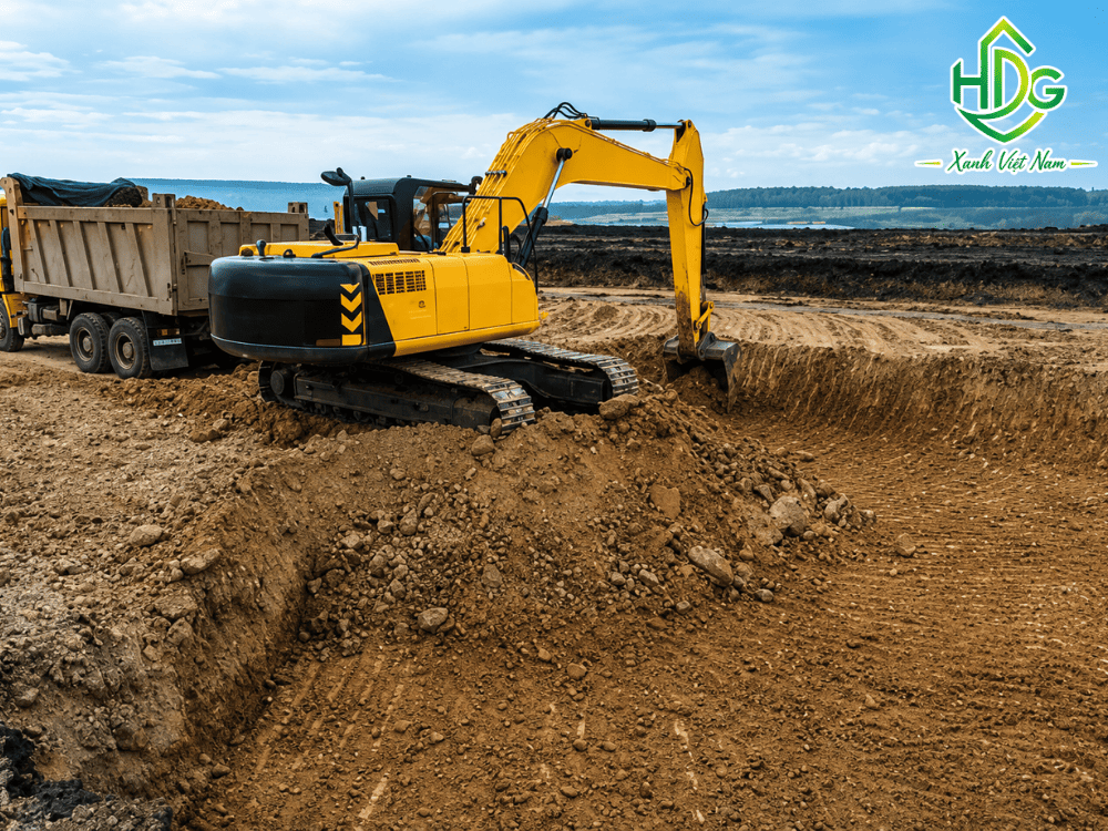 Nền hồ cần được san phẳng, đầm ổn định và loại bỏ các vật sắc nhọn trước khi trải bạt