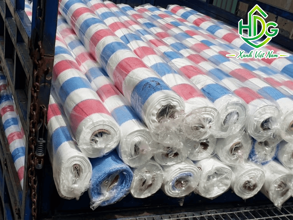 Bạt dứa khổ 6m và 8m giúp che phủ diện tích lớn, hạn chế các đường ghép bạt