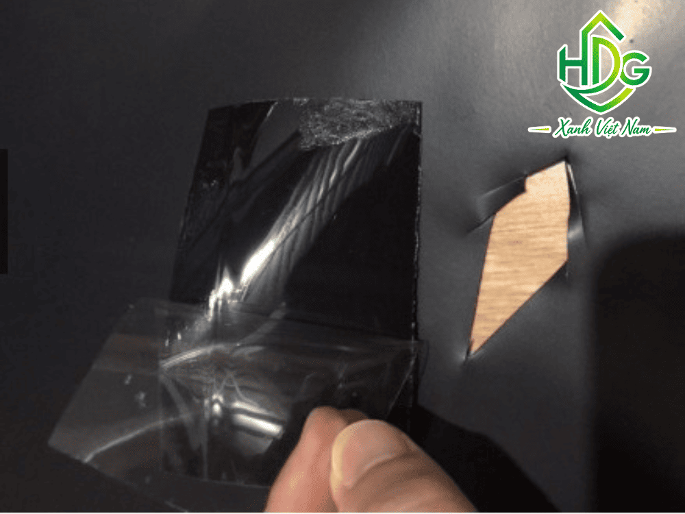 Vệ sinh bề mặt trước khi dán