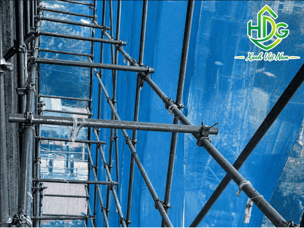 Khi lắp đặt lưới chắn cần thực hiện biện pháp kiểm soát bụi tại nguồn hiệu quả