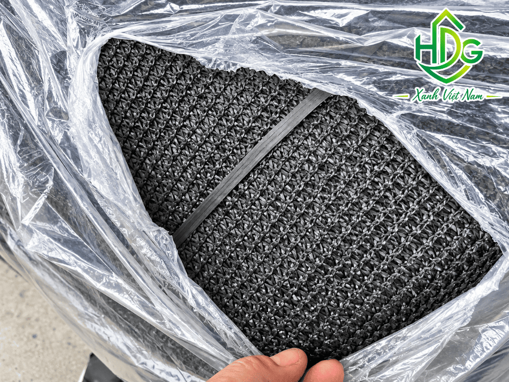 Lưới đen che công trình giúp hạn chế bụi phát tán